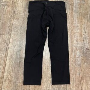 Lululemon Women’s Cropped Leggings. Item # 11234